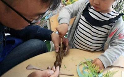 Children and parents at Lollipops Browns Bay daycare making art
